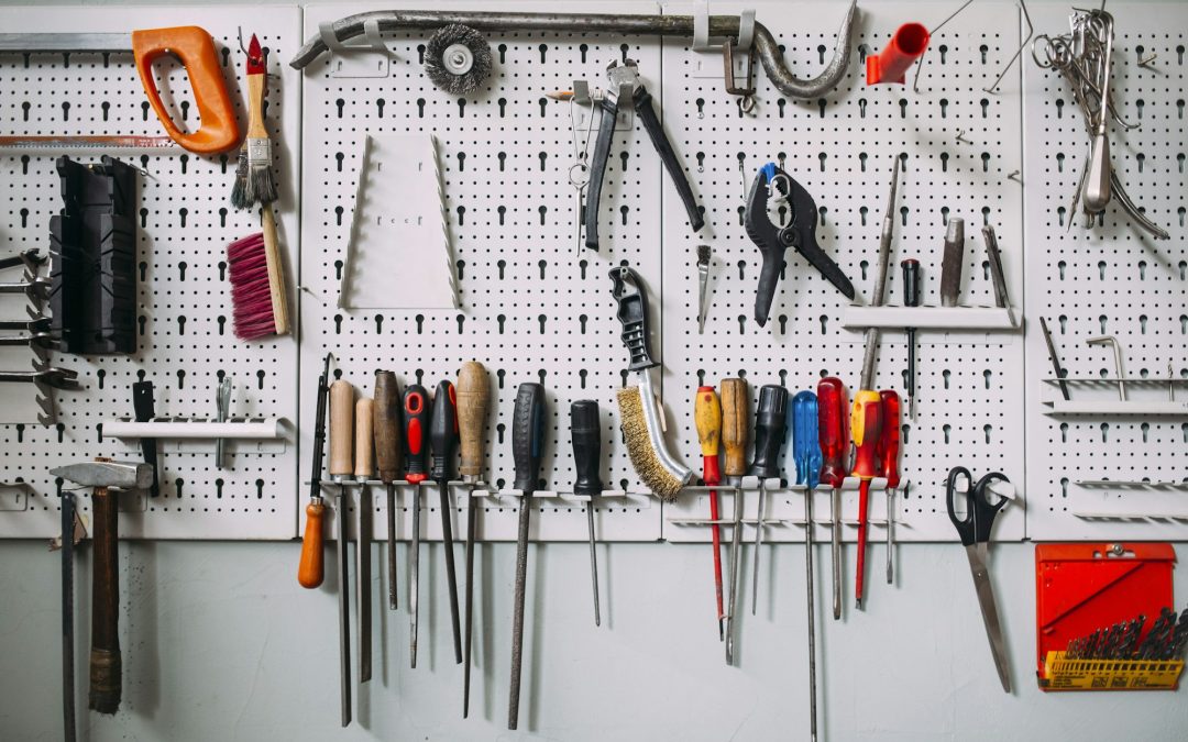 Click and Build: The Benefits of Purchasing Tools and Hardware Online